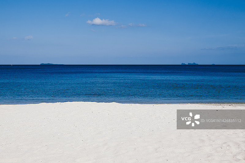 泰国普吉岛的热带海滩，温暖的黄色沙滩和夏季天空与免费空间图片素材