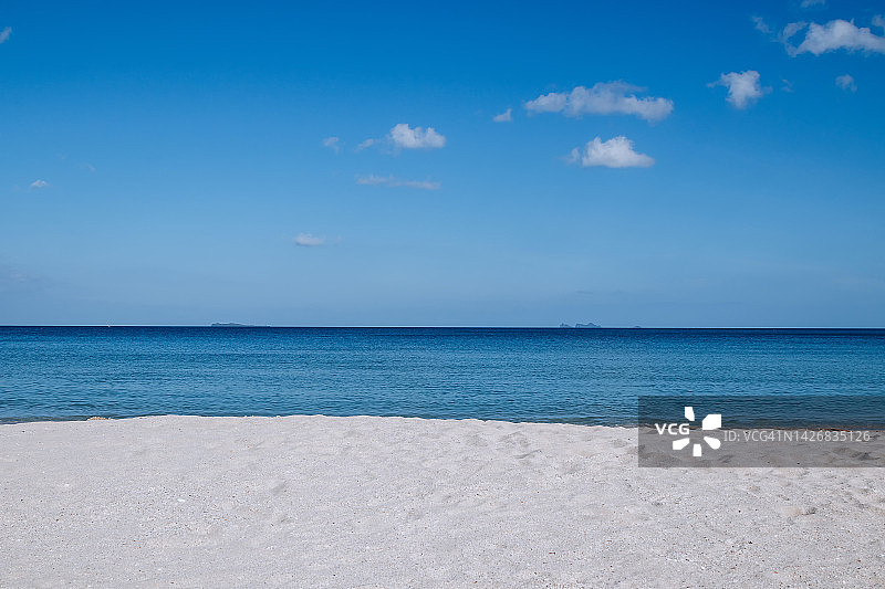 泰国普吉岛的热带海滩，温暖的黄色沙滩和夏季天空与免费空间图片素材
