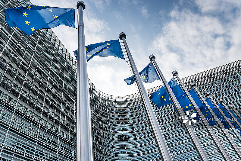 在欧盟委员会贝雷蒙大厦飘扬的欧盟旗帜图片素材