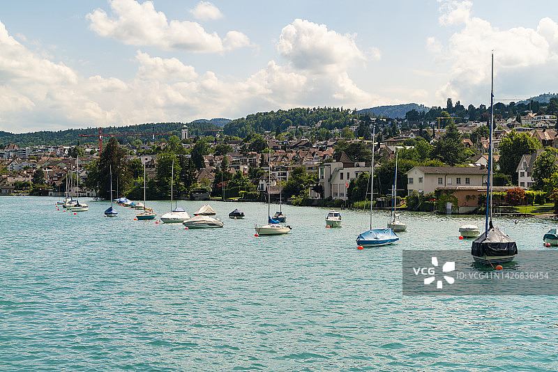 湖泊和城市景观中的帆船图片素材