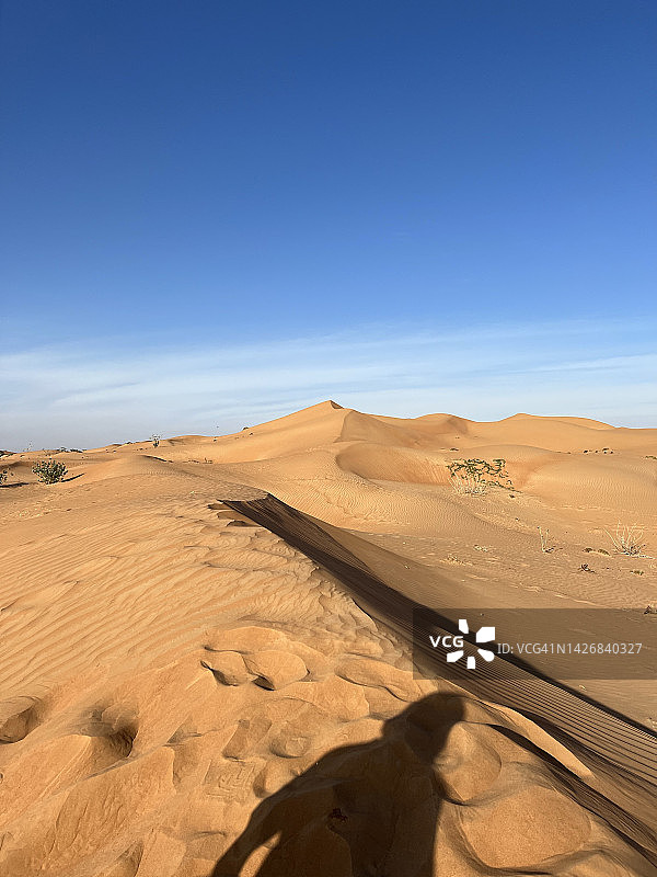 明亮蓝天下沙漠景观图片素材