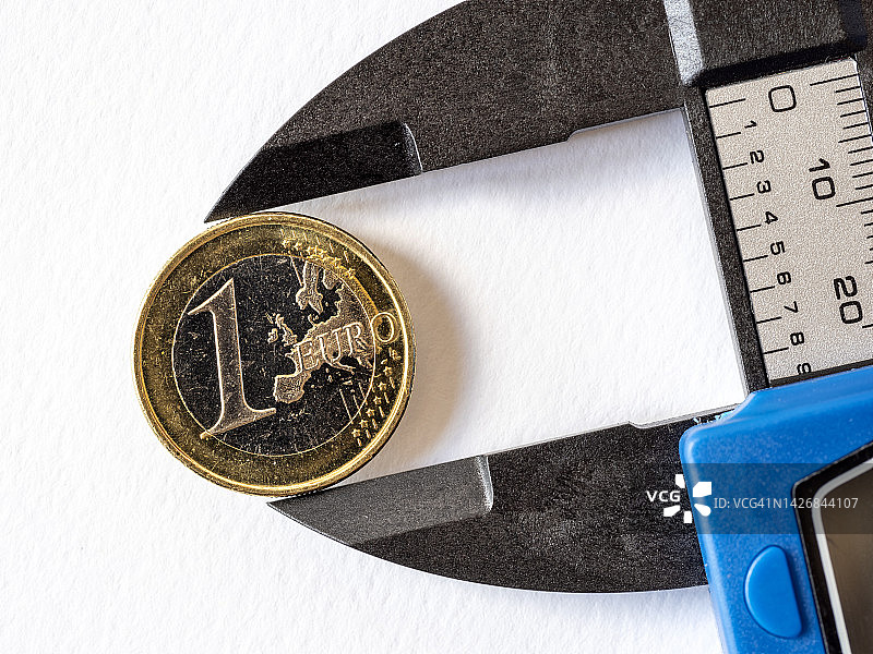 压力工具夹住一枚欧元硬币（白色背景）图片素材