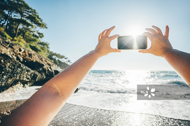 用智能手机拍摄大海的个人视角图片素材