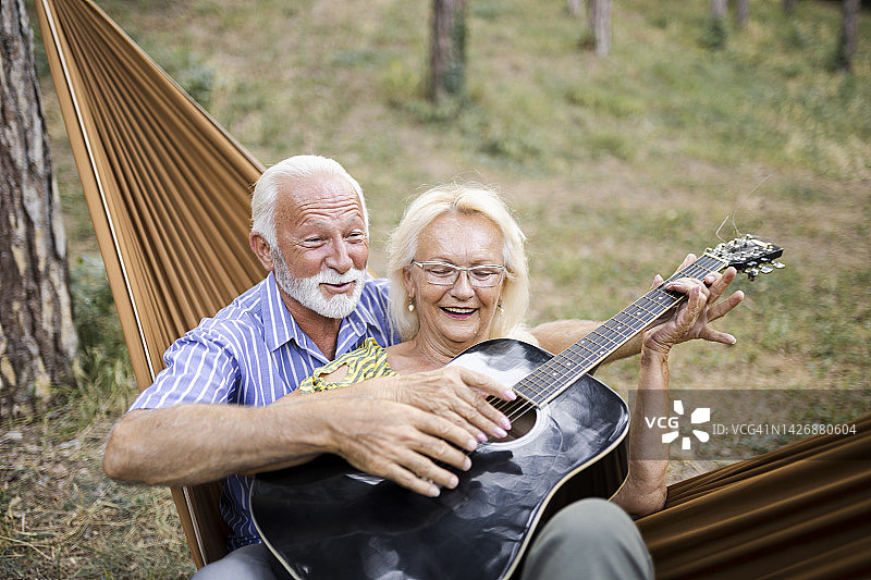 年长夫妇在户外弹吉他唱歌图片素材
