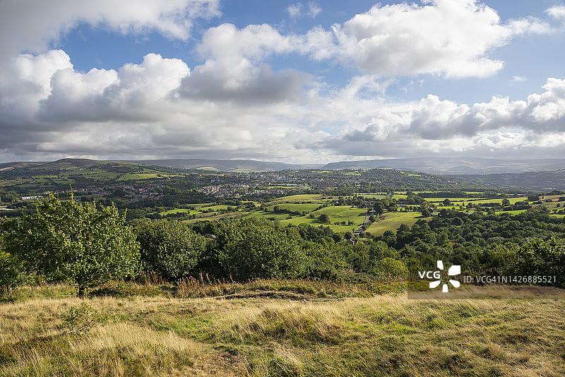 从沃内斯洛郊野公园眺望莫特拉姆和哈特斯利以及奔宁山脉图片素材