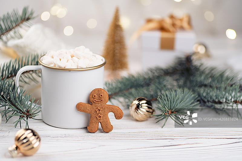新年氛围中的传统姜饼圣诞人和热可可图片素材