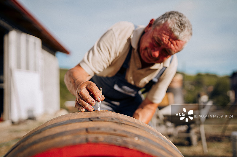 中年男人酿造白兰地图片素材