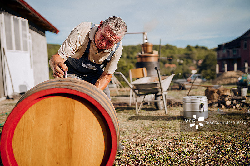 中年男人酿造白兰地图片素材