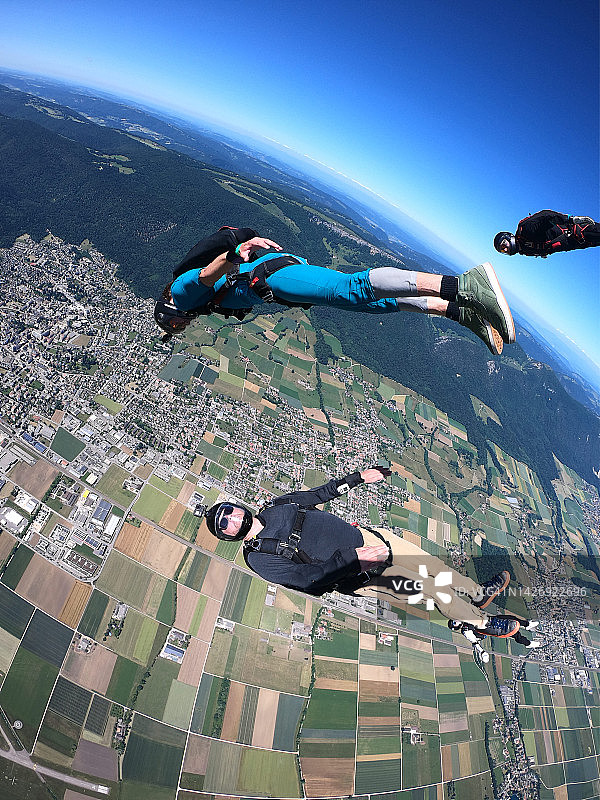 倒立飞行的跳伞运动员图片素材