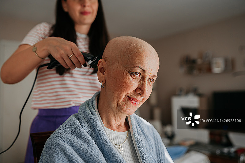 女儿和母亲理发，化疗图片素材