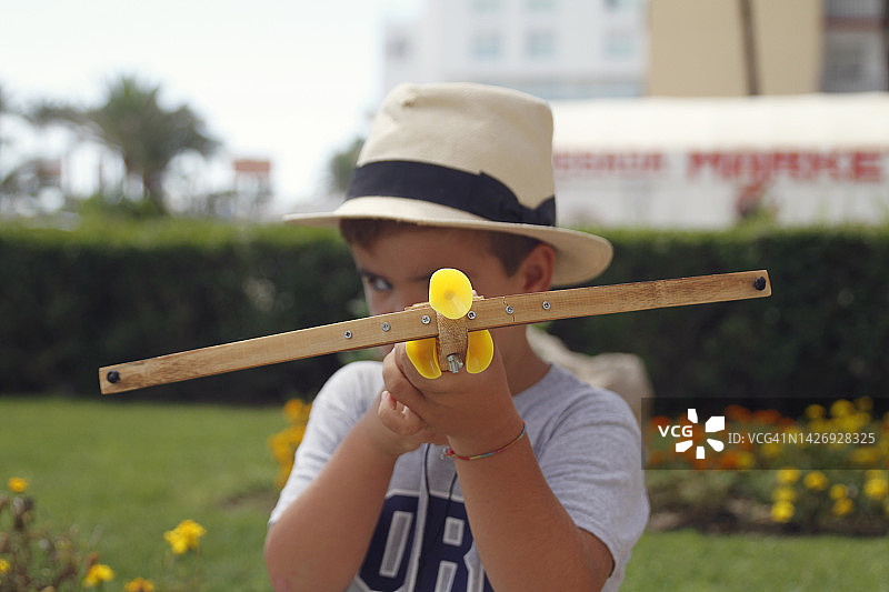 在田野里拿着弓箭的儿童图片素材