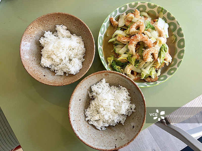 炒虾仁卷心菜米饭特写图片素材