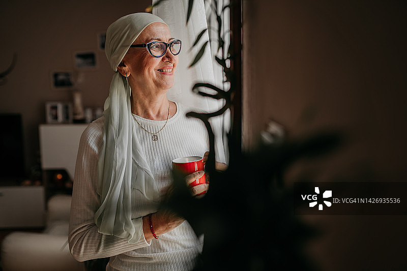 患有癌症的年长的白人妇女肖像图片素材