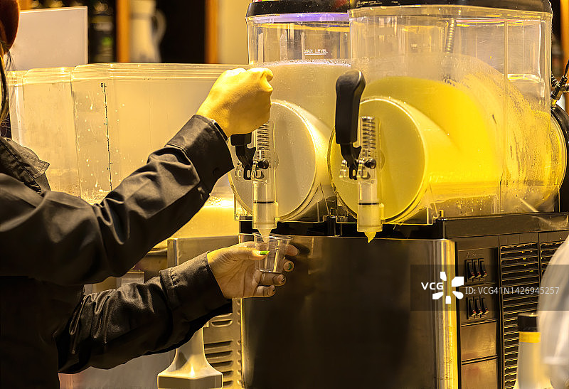 在商店里递冰淇淋的女人图片素材