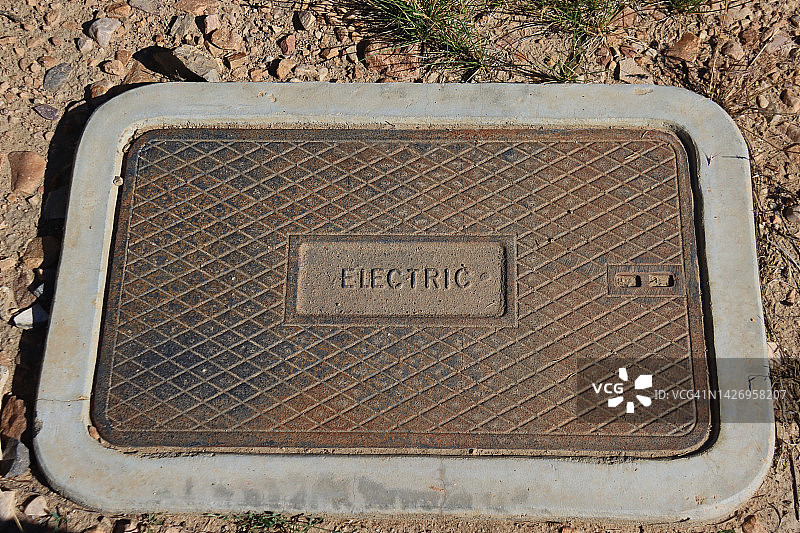 地面上的电力设施盖图片素材