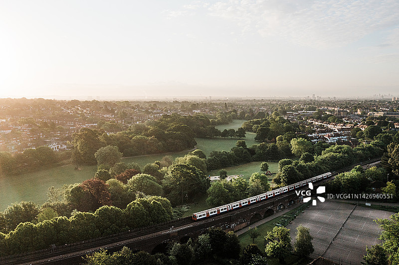 英国伦敦高架桥上的地铁列车鸟瞰图图片素材
