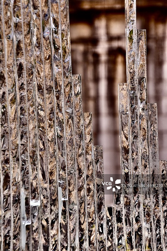 抽象并置图案玻璃与建筑图片素材