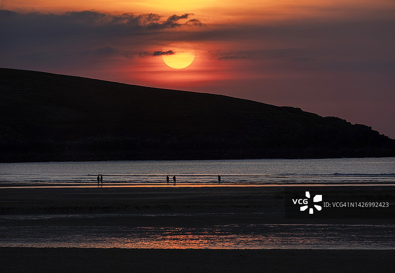 英格兰康沃尔海滩的日落图片素材