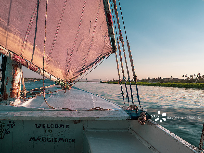 埃及卢克索尼罗河日落时分的三角帆船图片素材