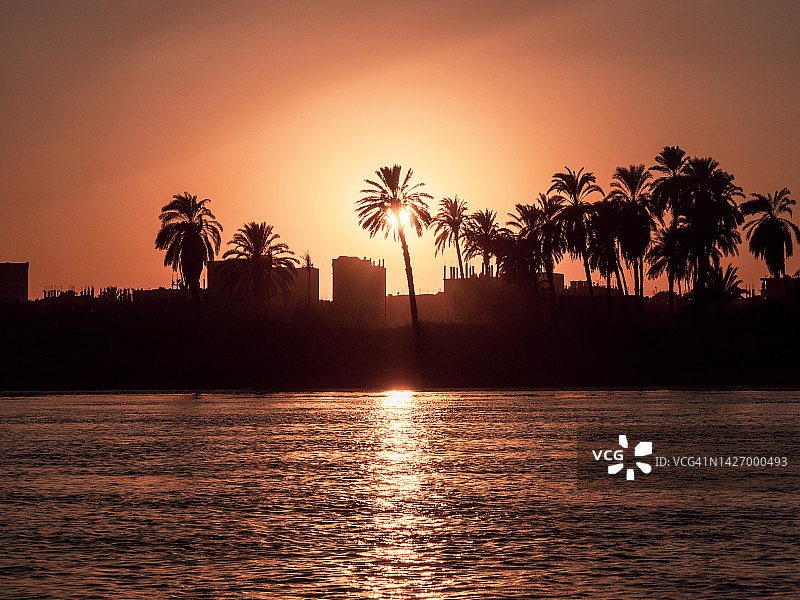 埃及卢克索尼罗河日落景象图片素材