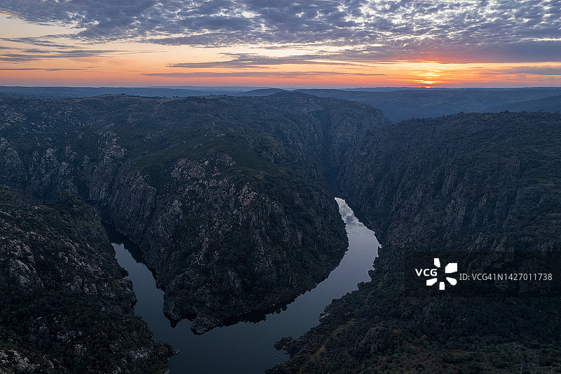 阳光下的杜罗河日落全景：葡萄牙北部Fraga do Puio观景点的壮丽自然景观图片素材