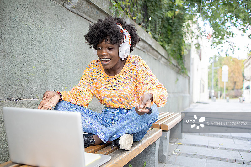 在户外在线学习的年轻学生图片素材