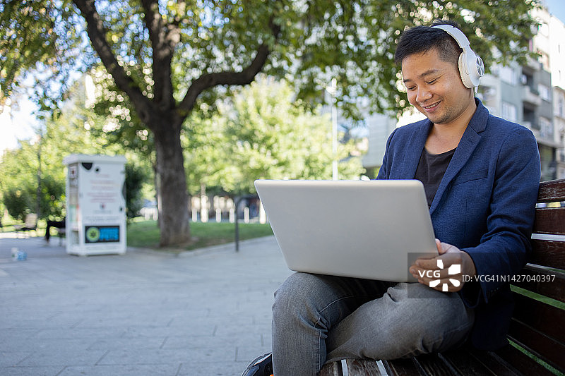 在户外在线学习的年轻学生图片素材
