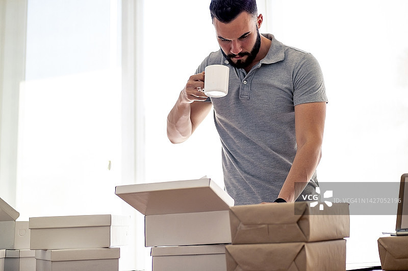 男人包装鞋子准备发货，电子商务图片素材