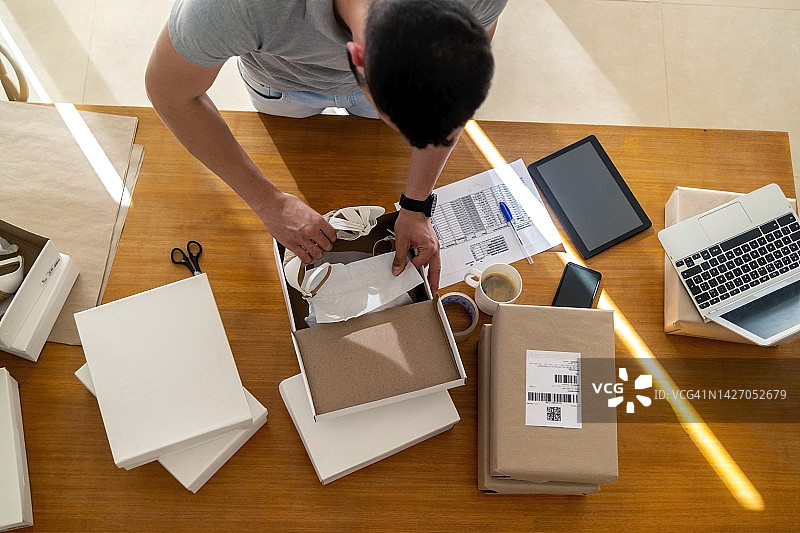 男人包装鞋子准备发货，电子商务图片素材