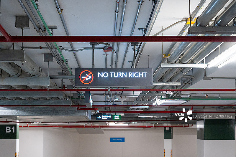 现代建筑地下停车场的禁止右转标志图片素材