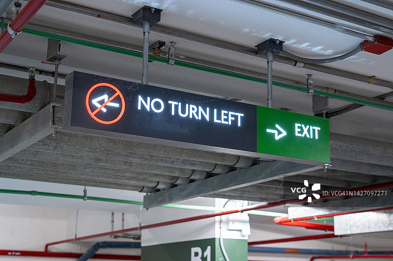 现代建筑地下停车场的禁止左转标志图片素材