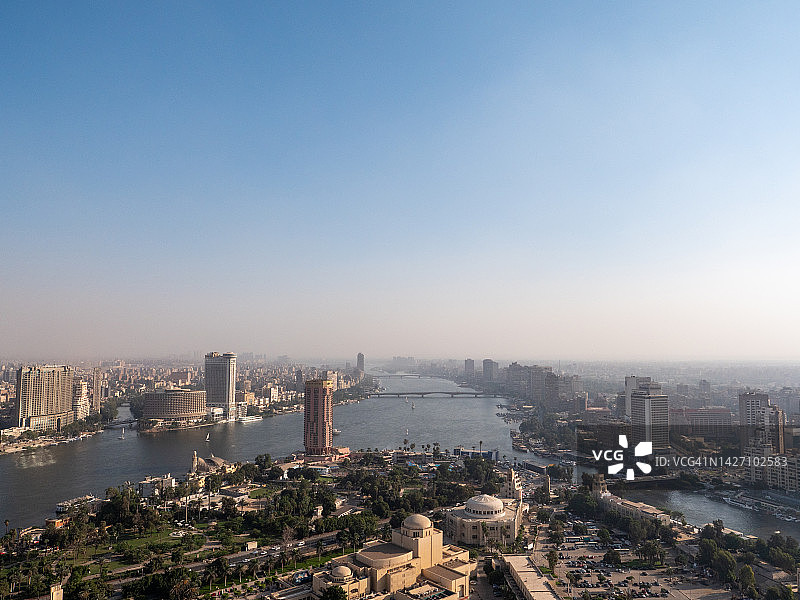 开罗市中心南部城市景观航拍：尼罗河、罗达岛和开罗大学桥尽收眼底，黄金时段日落光芒图片素材