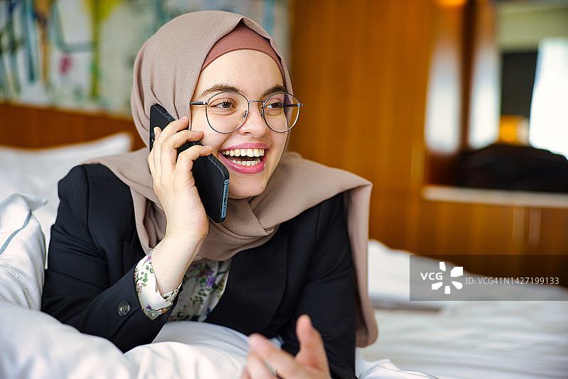 打电话的快乐中东年轻女子图片素材