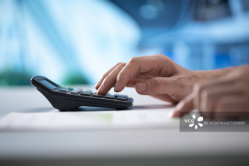 在办公室使用计算器图片素材