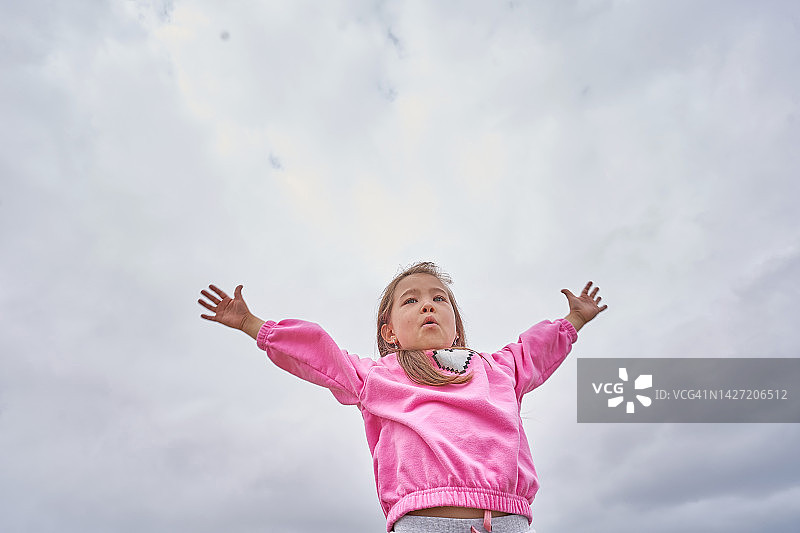 举手尖叫的女孩图片素材