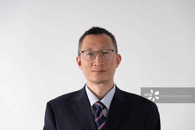 面带微笑看向镜头的商务男士图片素材