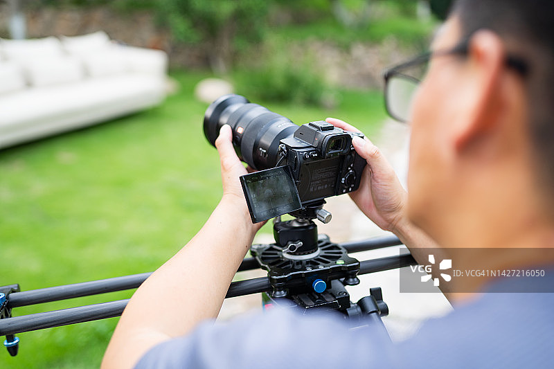 男人在户外拍照图片素材