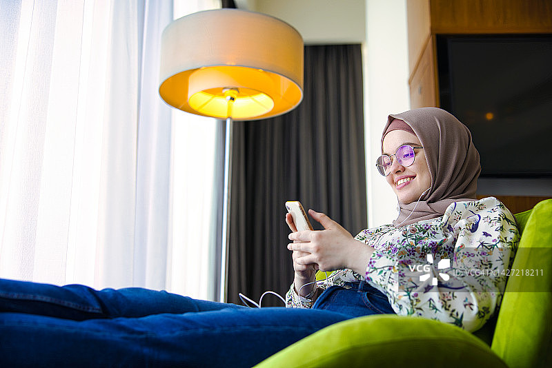 享受居家度假的年轻中东女性图片素材