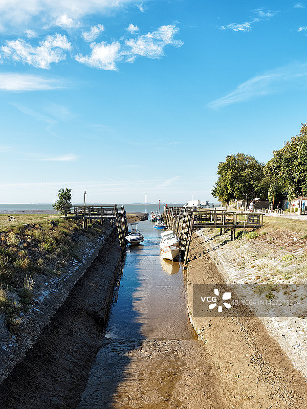 低潮时的干涸运河图片素材