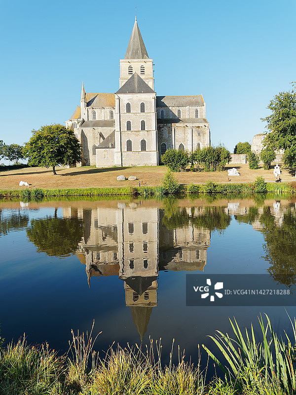 池塘中倒映出的中世纪修道院图片素材
