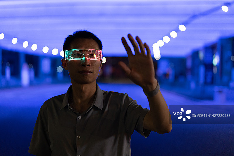 男人使用VR眼镜图片素材