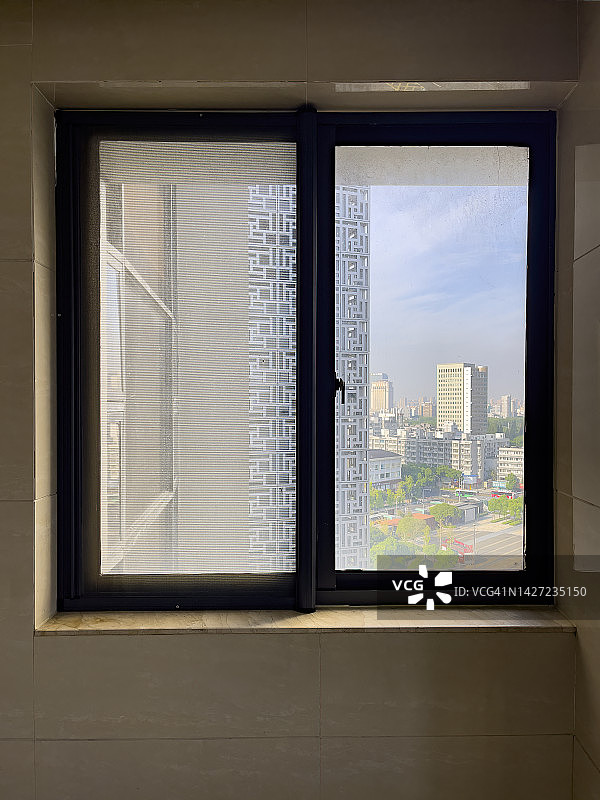 从窗户看到的城市景观图片素材