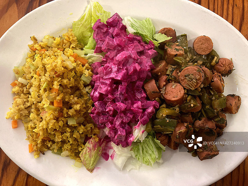 纯素午餐盘：蔬菜饭、甜菜根沙拉和青椒纯素香肠图片素材