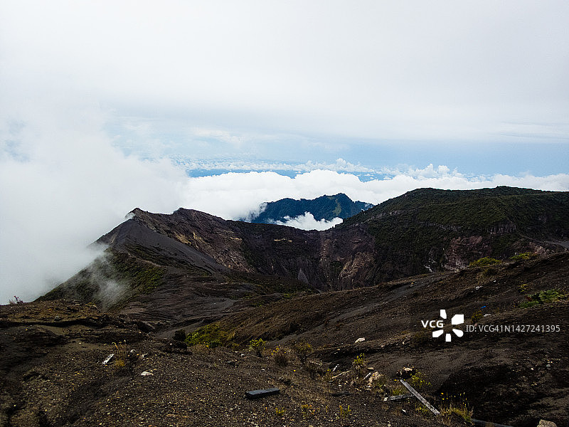 云雾缭绕的火山口，哥斯达黎加伊拉苏火山国家公园图片素材