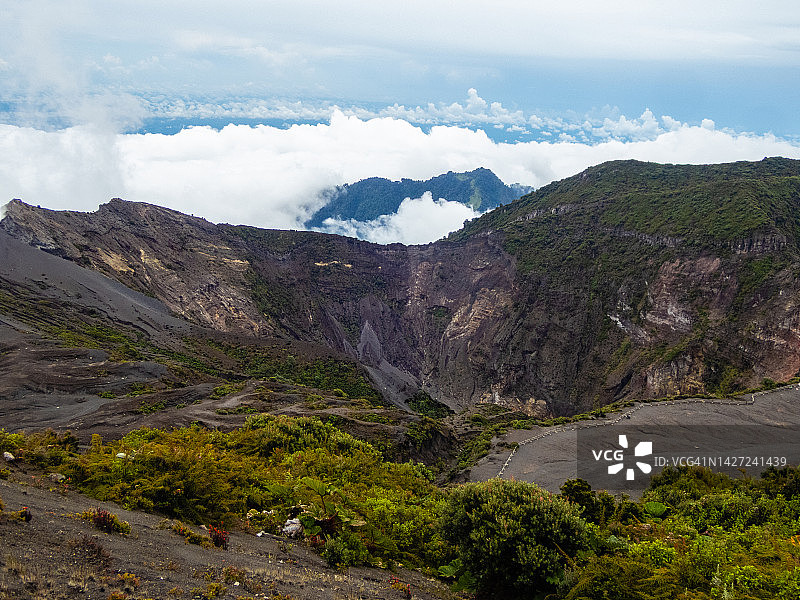 伊拉苏火山国家公园的云彩和陨石坑，哥斯达黎加图片素材