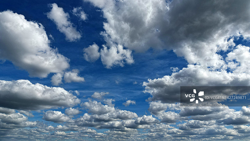 蓬松的云彩图片素材