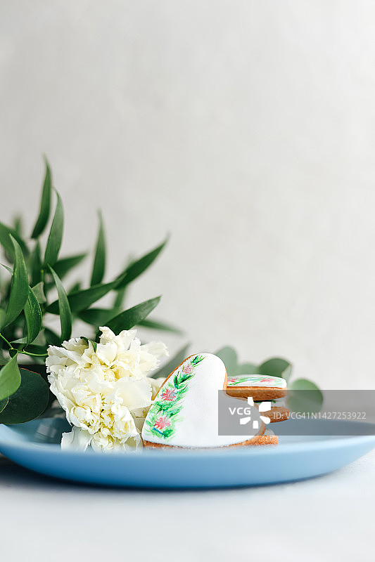 装饰圣诞树的壁炉局部：花环和蜡烛，新年圣诞节图片素材