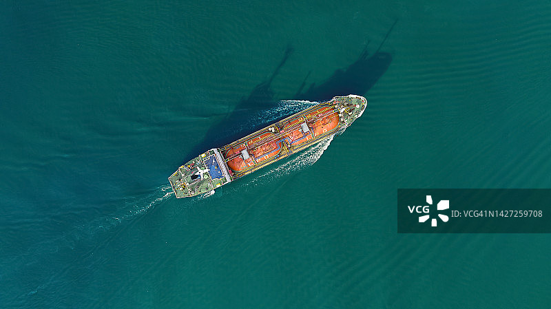 海上高速行驶的液化石油气船（橙色储气罐）航拍俯视图图片素材