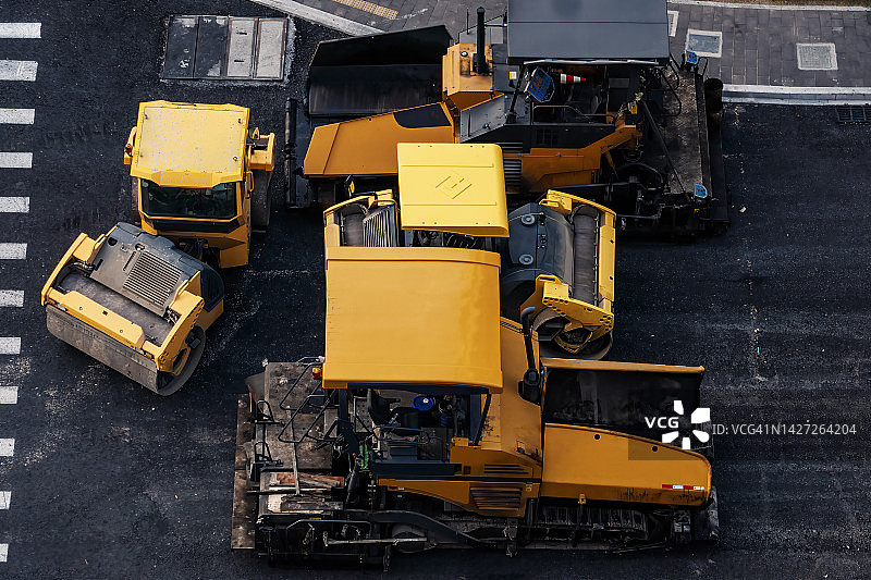 无人机视角的道路施工机械图片素材