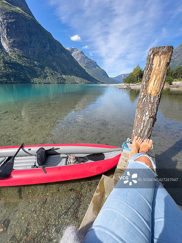 在湖边放松的女性视角图片素材